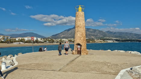 Toma-4k-De-Personas-Caminando-Por-La-Famosa-Bahía-De-Puerto-Banús-En-Marbella,-España