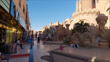 Gente-Comprando-En-La-Antigua-Calle-Del-Mercado-Cerca-De-La-Mezquita-Al-Sahaba,-Sharm-El-Sheikh