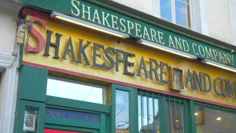 Escaparate-Antiguo-De-Shakespeare-Y-Compañía-En-El-Barrio-Latino-De-París,-Francia