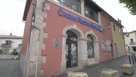 Nestor-Burma-Kino-Für-Junges-Publikum-In-Der-Stadt,-Schwenk-Rechts