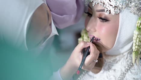 Schöne-Junge-Muslimische-Braut-Und-Bräutigam,-Die-Hochzeitsmake-up-Vom-Maskenbildner-Anwenden