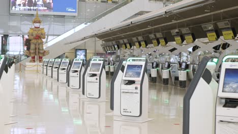 Pov-Im-Abflugterminal-Des-Flughafens-Suvannabhumi-Am-Selbstbedienungs-check-in-schalter-Ohne-Passagier-Während-Des-Covid-ausbruchs