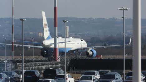 Avión-Con-Bandera-De-Estados-Unidos-Estacionado-En-El-Aeropuerto-Internacional-De-Rzeszow-jasionka-Para-Conversaciones-De-La-Otan-El-25-De-Marzo-De-2022