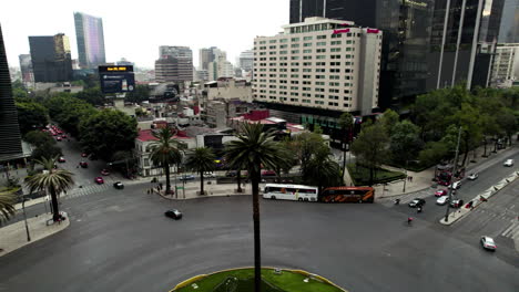 Foto-De-La-Rotonda-De-La-Palma-Y-Cerca-De-Los-Edificios-En-El-Paseo-De-La-Reforma-En-La-Ciudad-De-México