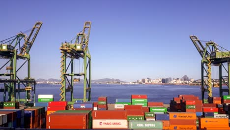 Bunte-Container-Am-Seehafen-Und-Logistikterminal-Mit-Kränen