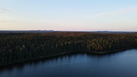 Impresionante-Y-Tranquilo-Lago-Cobb-En-Lo-Profundo-De-Los-Bosques-De-Columbia-Británica,-Canadá