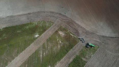 Overhead-Luftaufnahme-Eines-Traktors,-Der-Ein-Feld-Für-Den-Sojabohnenanbau-Pflügt