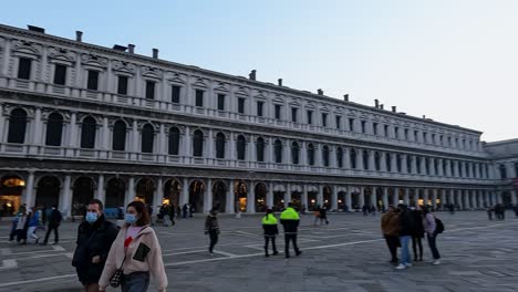 Schwenkansicht-Der-Berühmten-Und-Ikonischen-Piazza-San-Marco,-Venedig-In-Italien