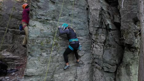 Actividad-De-Escalada-En-Roca-En-El-Parque-En-Whitefish,-Montana,-Ee.uu.