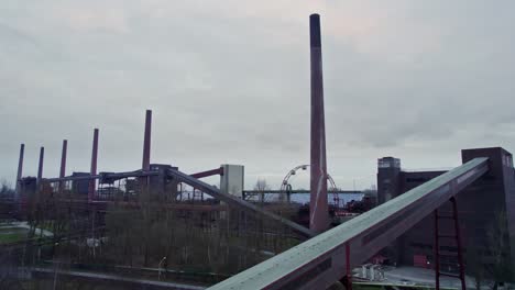Vista-Aérea-Del-Ex-Complejo-Industrial-Kokerei-Zollverein-Convertido-En-Un-Campo-De-Patinaje-Sobre-Hielo-Y-Actividades-De-Atracciones-Turísticas-En-Essen,-Alemania