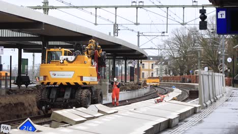 Wartungs--Und-Bauarbeiten-An-Bahngleisen-In-Zutphen-Mit-Schweren-Maschinen,-Die-Große-Blöcke-An-Ihre-Stelle-Setzen