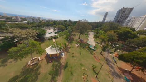 Luft-FPV-über-Mirador-Sur-Park,-Santo-Domingo-In-Der-Dominikanischen-Republik