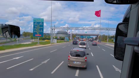 Vista-Desde-Un-Autobús-De-Los-Coches-Y-Taxis-En-Su-Camino-Al-Aeropuerto-De-Estambul-En-Turquía-En-Un-Día-Nublado