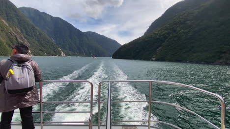 Milford-Sound-cruise,-view-from-rear-of-boat-in-Fiordland-National-Park,-New-Zealand