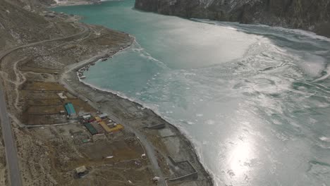 Lago-Tranquilo-Rodeado-De-Montañas-Rocosas-En-El-Lago-Attabad,-Valle-De-Gojal,-Hunza,-Gilgit-baltistán,-Pakistán