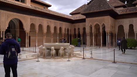Pan-Dentro-Del-Palacio-De-La-Alhambra-Con-Suelo-De-Mármol-Y-Una-Arquitectura-Impresionante