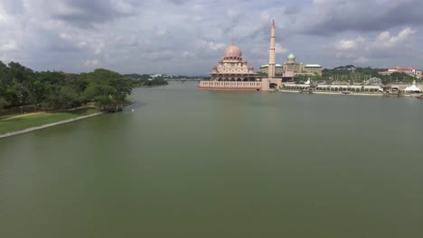 Drone-Acercándose-A-La-Hermosa-Mezquita-De-Putra-En-Putrajaya,-Malasia
