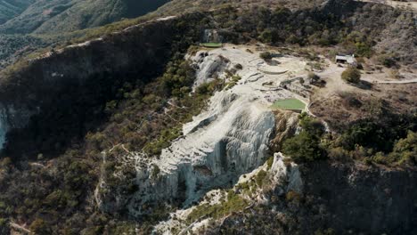 Fliegen-Sie-über-Hierve-El-Agua-Touristenattraktion-In-Oaxaca,-Mexiko