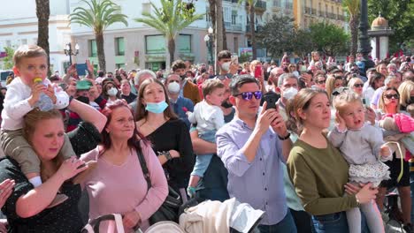 Anbeter-Versammeln-Sich-Im-Freien,-Um-Die-Prozessionen-Der-Karwoche-In-Cádiz,-Spanien,-Zu-Sehen