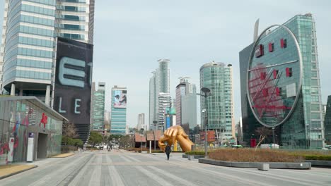 Estatua-De-Gangnam-Style-Y-Starfield-Coex,-Moderno-Edificio-Del-Banco-Dgb-A-Lo-Largo-De-La-Calle-De-Seúl,-Corea-Del-Sur