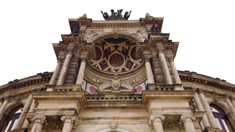 Detaillierte-Fassade-Der-Semperoper-Im-Historischen-Stadtzentrum-Von-Dresden