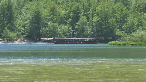 Statisch-über-Dem-Wasser-Schuss-Eines-Holzbootes-Auf-Dem-See-Von-Bohinj-In-Slowenien