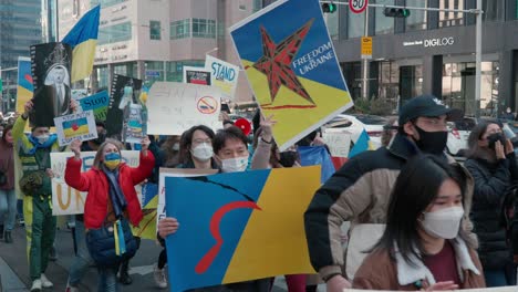 Ucranianos-Y-Coreanos-Protestan-Contra-La-Intervención-De-Rusia-En-Ucrania-Caminando-Con-Carteles-En-El-Centro-De-Seúl