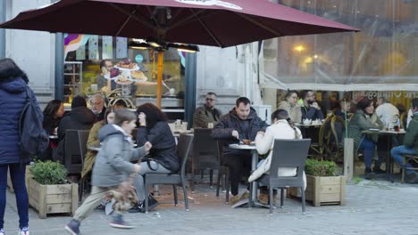 Touristen-Essen-Eis-Und-Belgische-Waffeln-Vor-Der-Terrasse-Des-Häagen-dazs