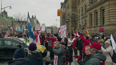 Hunderte-Von-Demonstranten-Mit-Fahnen-Und-Plakaten,-Um-Widerstand-Gegen-Covid-19-Impfstoffmandate-In-Kanada-Zu-äußern