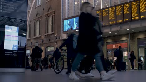 Travellers-Walking-Across-Kings-Cross-Train-Station-Concourse