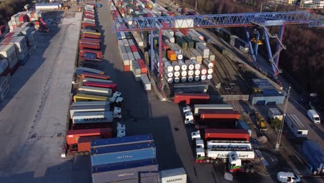 Schiffscontainer-Kranlift-Entladen-Schwere-Fracht-Export-Kisten-Container-In-Der-Werft-Luftaufnahme-Vogelperspektive-Vergrößern