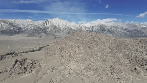Mt-Whitney-and-the-Sierra-mountains-behind-Alabama-Hills,-California