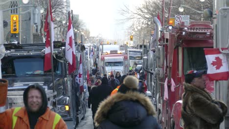 Larga-Fila-De-Personas-Protestando-En-Las-Calles,-Camiones-Con-Banderas-Canadienses-Calle-Bloqueada