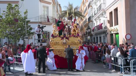 Los-Penitentes-Llevan-La-Imagen-De-Jesucristo-Durante-Las-Celebraciones-De-La-Semana-Santa-En-Cádiz-España