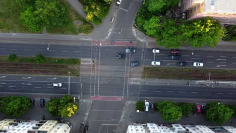 Große-Straße,-Straßenbahn-Fahren-In-Und-Aus-Dem-Bild-Perfekte-Luftaufnahme-Flug-Vogelperspektive-Drohnenaufnahmen-Von-Berlin-Prenzlauer-Berg-Allee-Sommer-2022