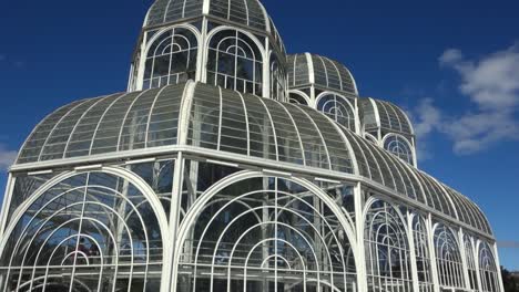 Glasgewächshaus-Des-Botanischen-Gartens-In-Curitiba,-Bundesstaat-Parana,-Nach-Oben-Kippen