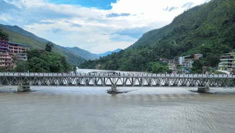 Agua-De-Inundación-Debajo-Del-Puente-Nepal