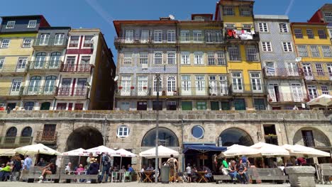Ribeira-Mit-Farbenfrohen-Und-Wunderschön-Verzierten-Fassaden-Und-Kleinen-Restaurants-Am-Ufer