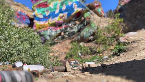 Leerer-Rostender-Graffiti-Aerosoldosen-Müll,-Der-In-Den-Versunkenen-Stadtruinen-Von-San-Pedro,-Kalifornien,-Zurückgelassen-Wurde