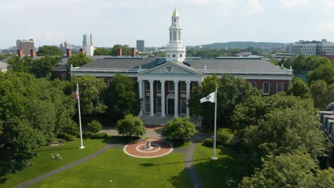 Retroceso-Aéreo-Lejos-De-La-Escuela-De-Negocios-De-Harvard,-La-Biblioteca-Del-Panadero-En-Un-Día-Soleado