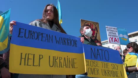 Los-Manifestantes-Sostienen-Una-Pancarta-Con-El-Mensaje-&quot;guerreros-Europeos,-Ayuden-A-Ucrania&quot;-Y-&quot;otan,-Cierren-El-Cielo-Sobre-Ucrania&quot;-Durante-Una-Manifestación-Contra-La-Invasión-Rusa-De-Ucrania-En-España