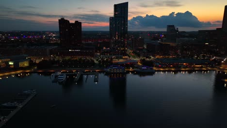 Horizonte-De-La-Ciudad-De-Puerto-Interior-De-Baltimore-Y-Luces-Al-Atardecer