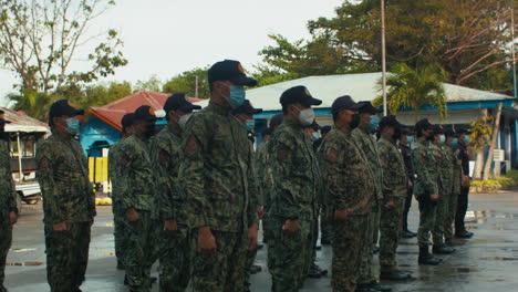 Oficiales-De-La-Policía-Nacional-Filipina-Asisten-A-Una-Ceremonia-De-Bandera-En-Medio-De-Una-Pandemia