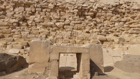 Incline-Hacia-Arriba-Desde-La-Estructura-De-Piedra-Caliza-Siguiendo-Los-Pasos-De-La-Pirámide-Doblada-En-La-Necrópolis-Real-De-Dahshur,-Cerca-De-El-Cairo