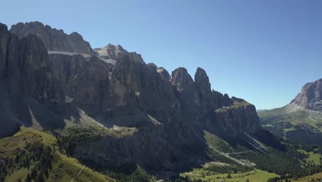 Montañas-Junto-Al-Paso-Di-Gardena-En-Italia