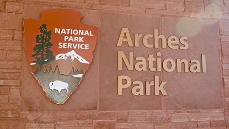 Close-up-of-the-Arches-National-Park-sign