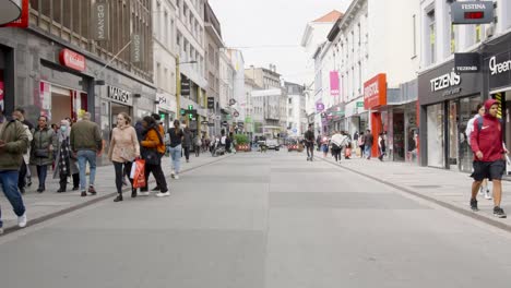 Gente-Multirracial-Caminando-En-El-Barrio-Comercial-Matongé-En-Ixelles---Bruselas,-Bélgica