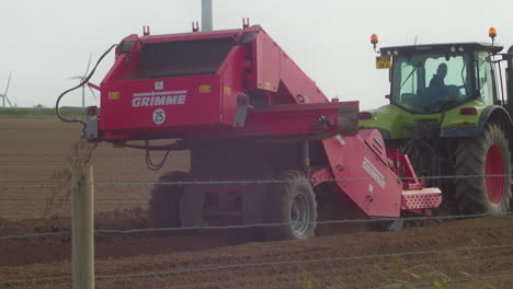 Granjero-De-Cornualles-Que-Conduce-Un-Tractor-Se-Prepara-Para-La-Cosecha-Remolcando-Y-Operando-Maquinaria-Para-Cultivar-La-Tierra---Tiro-De-Seguimiento