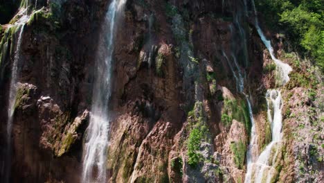 Hohe,-Schmale-Wasserfälle,-Die-In-Zeitlupe-In-Türkisfarbenes-Wasser-In-Drohne-Im-Plitvice-nationalpark-Kroatien-Fließen