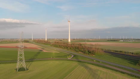 Landschaft-Von-Grünen-Feldern-Mit-Landstraße-Und-Windturbinen-In-Flevoland,-Niederlande